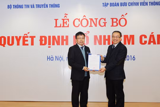 Thứ trưởng Bộ TT&TT Phan Tâm (bên phải) trao quyếtđịnh bổ nhiệm cho ông Nghiêm Phú Hoàn (Nguồn ảnh: vnpt.vn)
