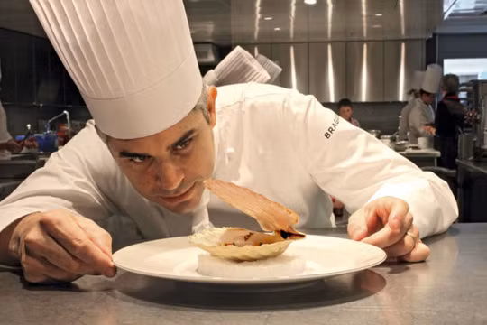 Ông Benoit Violier chuẩn bị món ăn tại nhà hàng L'Hotel de Ville in Crissier - Ảnh lấy từ facebook