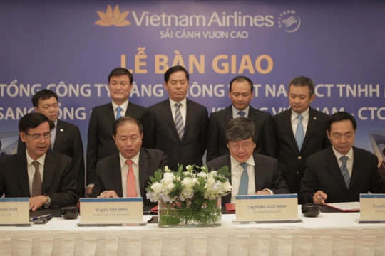 Đại diện bộ GTVT, Vụ trưởng Vụ Quản lý doanh nghiệp ông Vũ Anh Minh và Đại diện VNA, Chủ tịch HĐQT ông Phạm Ngọc Minh ký biên bản bàn giao.