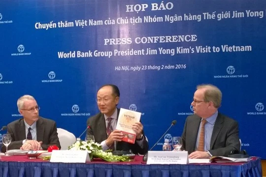Chủ tịch Ngân hàng Thế giới Jim Yong Kim (giữa) trong buổi họp báo công bố báo cáo Việt Nam 2035. Ảnh TG