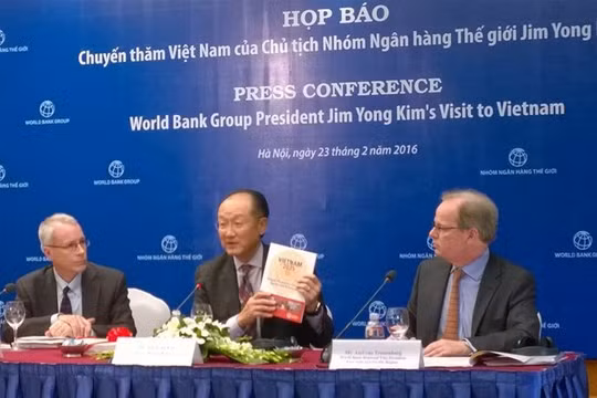 Chủ tịch Ngân hàng Thế giới Jim Yong Kim (giữa) trong buổi họp báo công bố báo cáo Việt Nam 2035. Ảnh TG