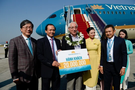 Thứ trưởng Bộ GTVT Nguyễn Nhật và lãnh đạo Vietnam Airlines chào đón hành khách thứ 20 triệu.