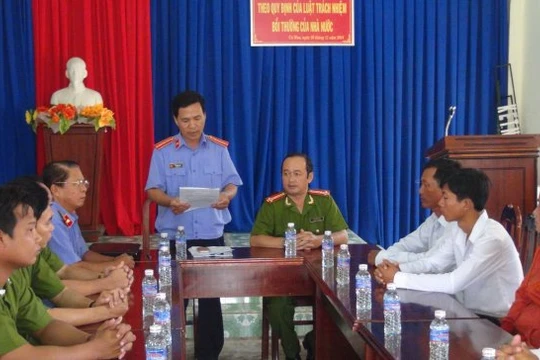 Đại diện Viện kiểm sát Cà Mau xin lỗi em Phạm Chí Nguyễn (sinh năm 1997, xã Nguyễn Phích, huyện U Minh) vì truy tố oan tội hiếp dâm - Ảnh: Tấn Thái.