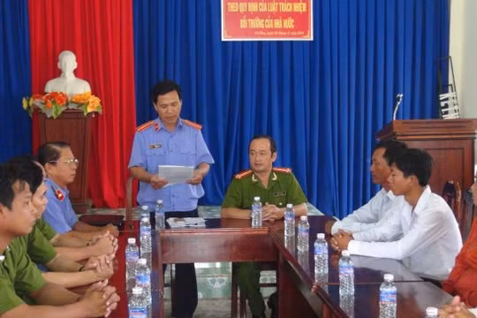 Đại diện Viện kiểm sát Cà Mau xin lỗi em Phạm Chí Nguyễn (sinh năm 1997, xã Nguyễn Phích, huyện U Minh) vì truy tố oan tội hiếp dâm - Ảnh: Tấn Thái.