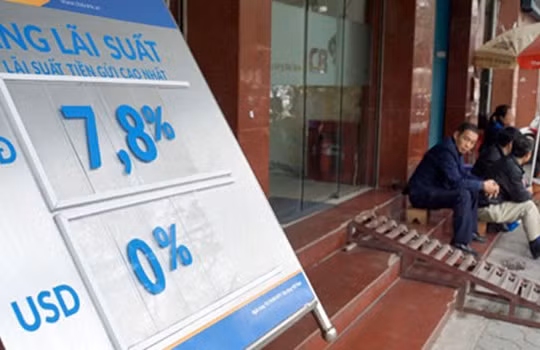 Treo bảng lãi suất 7,8%/năm nhưng với khoản tiền lớn ngân hàng vẫn chào lãi suất lên tới hơn 8%/năm. Ảnh: Ngọc Thắng.