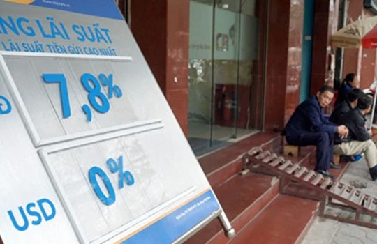 Treo bảng lãi suất 7,8%/năm nhưng với khoản tiền lớn ngân hàng vẫn chào lãi suất lên tới hơn 8%/năm. Ảnh: Ngọc Thắng.