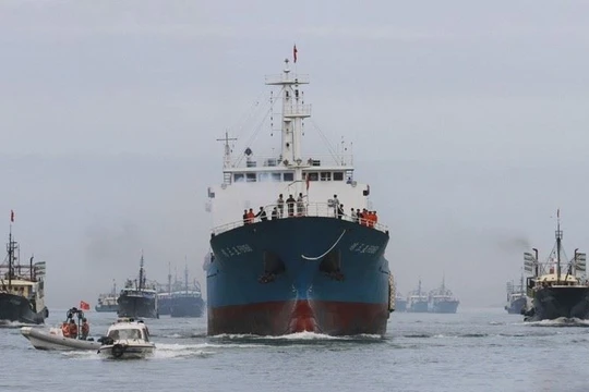 “Tàu mẹ” F8168 trở về Tam Á cùng 29 tàu cá sau chuyến đi tới Trường Sa tháng 7/2012 Ảnh: China News