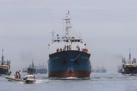 “Tàu mẹ” F8168 trở về Tam Á cùng 29 tàu cá sau chuyến đi tới Trường Sa tháng 7/2012 Ảnh: China News