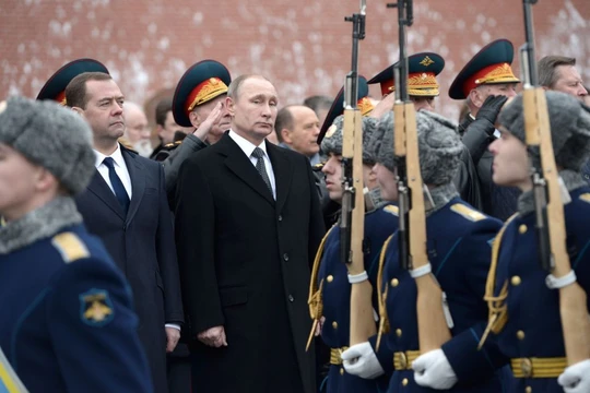 Lễ đặt vòng hoa tại Mộ Chiến sĩ Vô danh nhân ngày Người bảo vệ Tổ quốc, Moskva (Ảnh: SPUTNIK/ ALEKSEY NIKOLSKYI)