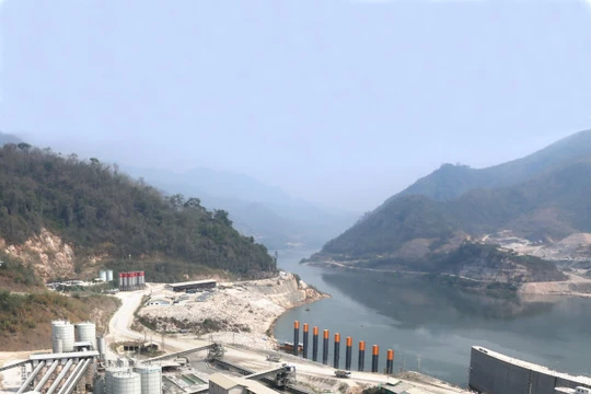 Công trình xây dựng đập thủy điện Xayaburi chặn dòng nước Mekong đang được gấp rút hoàn thành - Ảnh: Quốc Việt