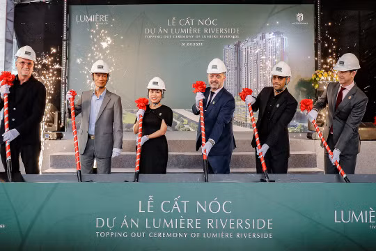 Masterise Homes cất nóc dự án Lumière Riverside