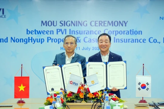 Ông Dương Thanh Francois - Chủ tịch HĐTV Bảo hiểm PVI và ông Choi Mun Seob - Tổng Giám đốc Bảo hiểm NH P&C ký kết thỏa thuận hợp tác