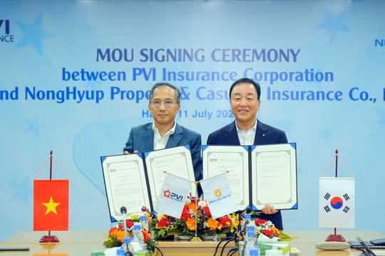 Ông Dương Thanh Francois - Chủ tịch HĐTV Bảo hiểm PVI và ông Choi Mun Seob - Tổng Giám đốc Bảo hiểm NH P&C ký kết thỏa thuận hợp tác