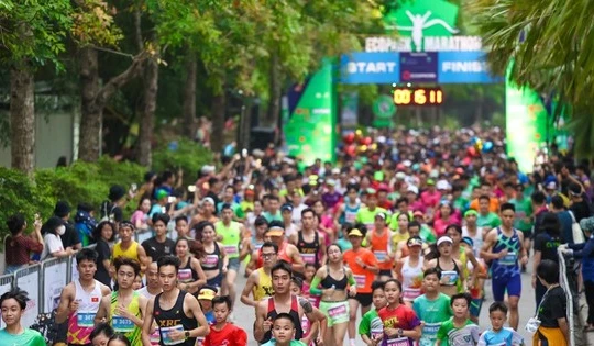 Những khoảnh khắc khó quên trên đường đua Ecopark Marathon 2023