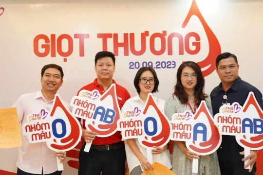 Người TNG Holdings Vietnam mang “giọt thương” gửi vào ngân hàng máu