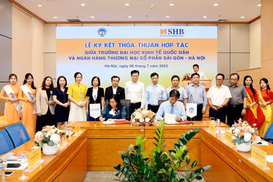 TS Ngô Thu Hà - Tổng Giám đốc SHB và GS.TS Phạm Hồng Chương - Hiệu trưởng Trường Đại học Kinh Tế Quốc Dân đại diện hai đơn vị ký kết thỏa thuận hợp tác