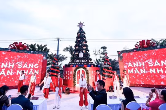 Mùa lễ hội Noel hoành tráng trên đại lộ thương mại tại Long An