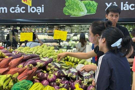 Rau xanh ở chợ tăng giá vì ảnh hưởng bão số 3, hàng hoá siêu thị "dễ thở"