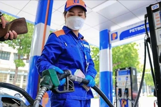 Giá xăng giảm từ chiều nay