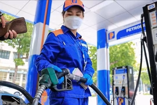 Giá xăng giảm từ chiều nay