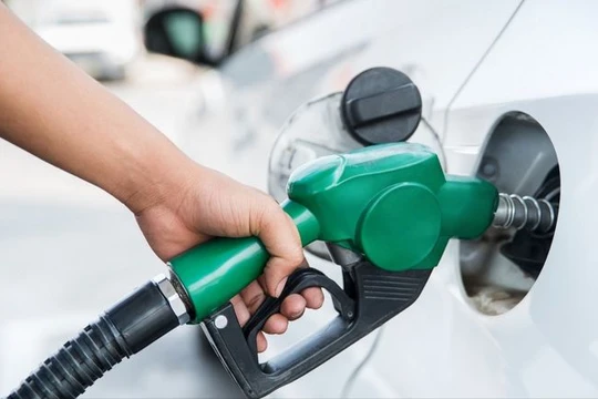Giá xăng tăng vượt 20.000 đồng/lít