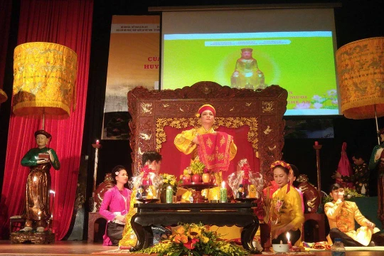 Diễn xướng hầu Thánh Hoàng Mười được tái hiện ngay trên sân khấu của Hội thảo.