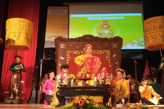 Diễn xướng hầu Thánh Hoàng Mười được tái hiện ngay trên sân khấu của Hội thảo.