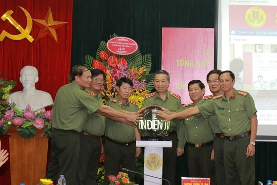 Cục Xây dựng phong trào toàn dân bảo vệ ANTQ cần sớm đưa Trang Thông tin điện tử tổng hợp phong trào toàn dân bảo vệ ANTQ trở thành kênh thông tin quan trọng. Ảnh: 