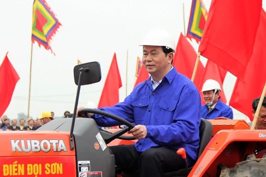 Chủ tịch nước Trần Đại Quang thực hiện nghi lễ cày ruộng bằng máy cày trong sự hưởng ứng nhiệt tình của người dân.