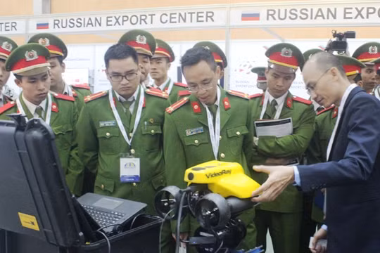 Các sỹ quan, chiến sĩ công an nhân dân nghe giới thiệu mô hình tìm kiếm, cứu nạn tự động tại Homeland Security Expo 2016. Ảnh: Báo điện tử Đảng Cộng sản Việt Nam.