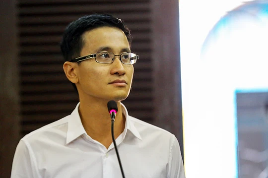 Ông Mỹ liên tục ấp úng khi trả lời tòa. Ảnh: Quỳnh Trần.