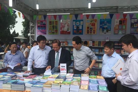 Lãnh đạo Bộ Thông tin và Truyền thông tham quan gian hàng sách tại Ngày sách Việt Nam