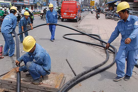Cuối năm ngoái, UBND Thành phố đã phê duyệt danh mục 60 tuyến phố triển khai hạ ngầm hệ thống đường dây viễn thông và đường dây điện lực trung, hạ áp trên địa Hà Nội - đợt 1 năm 2017. Ảnh minh hoạ: Internet