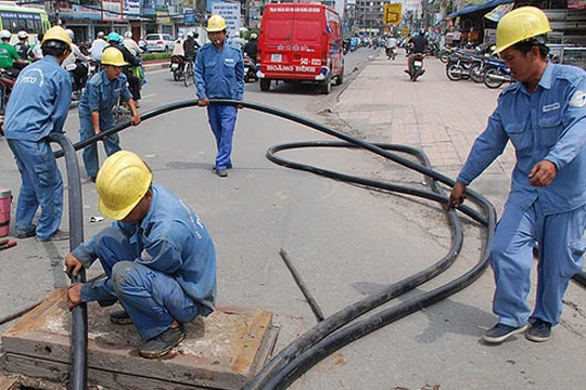 Cuối năm ngoái, UBND Thành phố đã phê duyệt danh mục 60 tuyến phố triển khai hạ ngầm hệ thống đường dây viễn thông và đường dây điện lực trung, hạ áp trên địa Hà Nội - đợt 1 năm 2017. Ảnh minh hoạ: Internet