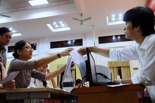 Thí sinh nộp hồ sơ trực tiếp tại Trường ĐH Kinh tế Quốc dân. (Ảnh: Lê Văn - Vietnamnet)