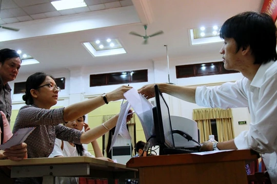 Thí sinh nộp hồ sơ trực tiếp tại Trường ĐH Kinh tế Quốc dân. (Ảnh: Lê Văn - Vietnamnet)