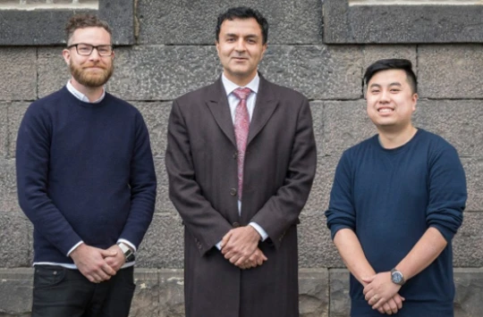 Giáo sư Kourosh Kalantar-zadeh (ở giữa) cùng nhóm nghiên cứu dự án. Ảnh: KT.