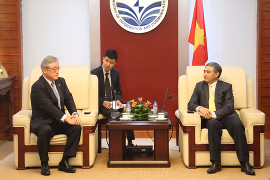 Thứ trưởng Nguyễn Minh Hồng tiếp ông Toshiaki Higashihara, Tổng Giám đốc Tập đoàn Hitachi Nhật Bản. Ảnh: Thảo Anh