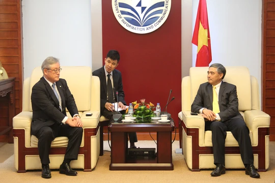 Thứ trưởng Nguyễn Minh Hồng tiếp ông Toshiaki Higashihara, Tổng Giám đốc Tập đoàn Hitachi Nhật Bản. Ảnh: Thảo Anh