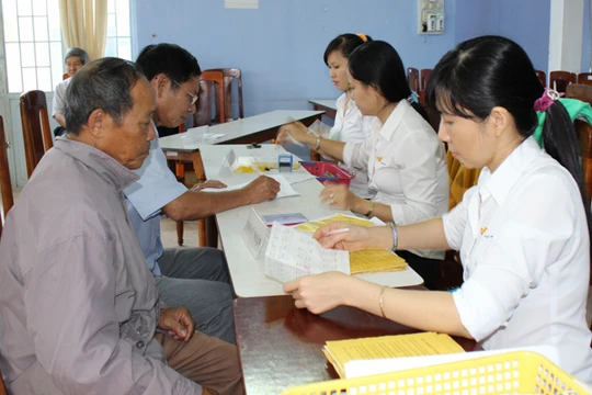 Nhân viên Bưu điện tỉnh thực hiện việc chi trả thủ tục hành chính tại phường Phước Mỹ (Tp. Phan Rang-Tháp Chàm).