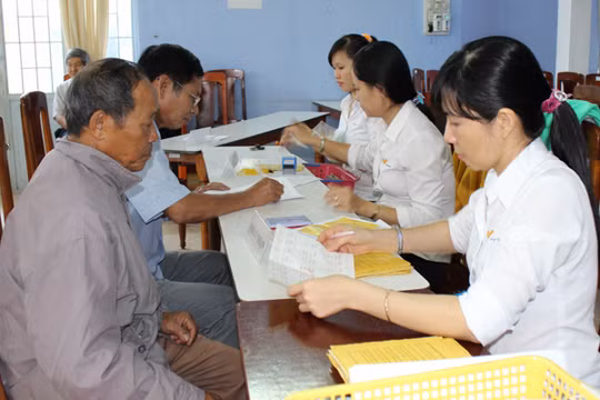 Nhân viên Bưu điện tỉnh thực hiện việc chi trả thủ tục hành chính tại phường Phước Mỹ (Tp. Phan Rang-Tháp Chàm).