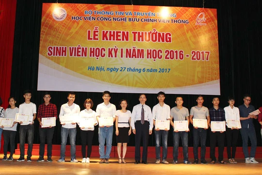 TS. Vũ Văn san Giám đốcHọc viện trao học bổng và tặng giấy khen cho những sinh viên có thành tích học tập xuất sắc học kỳ 1 năm học 2016-2017.