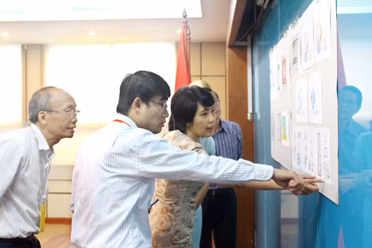 Thành viên Hội đồng duyệt mẫu tem bưu chính "Chào mừng Năm APEC Việt Nam 2017" say mê thảo luận để lựa chọn ra mẫu tem phù hợp với chủ đề và nội dung của Năm APEC Việt Nam 2017. Ảnh: Thảo Anh