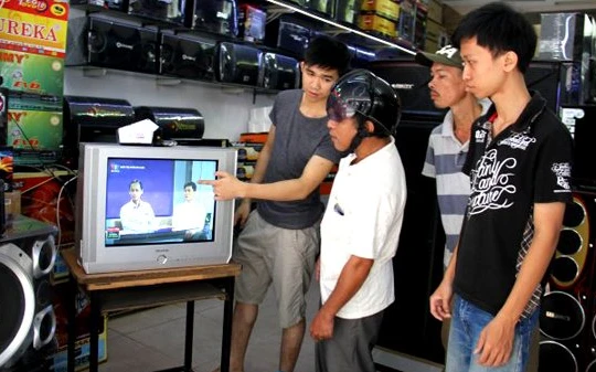 Trong thời gian qua, hơn 516 ngàn hộ nghèo, cận nghèo đã được hỗ trợ đầu thu truyền hình số mặt đất.