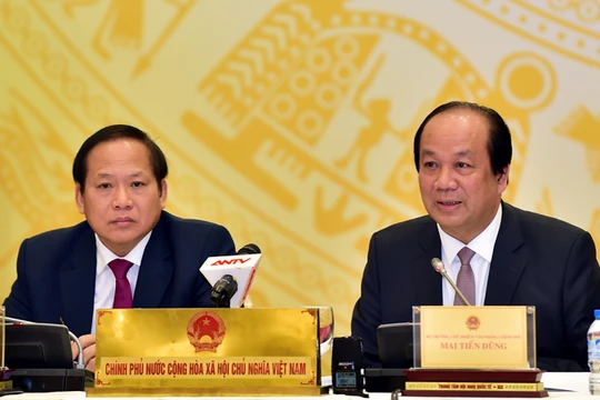 Bộ trưởng, Chủ nhiệm Văn phòng Chính phủ, Người phát ngôn của Chính phủ Mai Tiến Dũng (phải) và Bộ trưởng Bộ Thông tin và Truyền thông Trương Minh Tuấn đồng chủ trì phiên họp báo Chính phủ thường kỳ tháng 1/2017. 