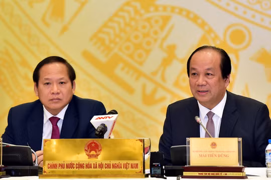 Bộ trưởng, Chủ nhiệm Văn phòng Chính phủ, Người phát ngôn của Chính phủ Mai Tiến Dũng (phải) và Bộ trưởng Bộ Thông tin và Truyền thông Trương Minh Tuấn đồng chủ trì phiên họp báo Chính phủ thường kỳ tháng 1/2017. 
