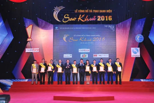 Các đơn vị nhận giải TOP 10 của Chương trình Sao Khuê 2016.