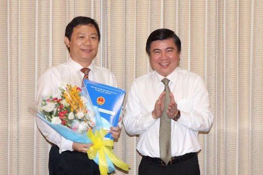 Chủ tịch Nguyễn Thành Phong trao quyết định bổ nhiệm cho ông Dương Anh Đức. Ảnh: VGP/Trần Nhật Minh.