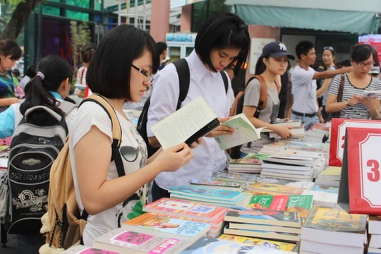 Độc giả Thủ đô háo hức với hội sách. Ảnh minh hoạ: BTC.