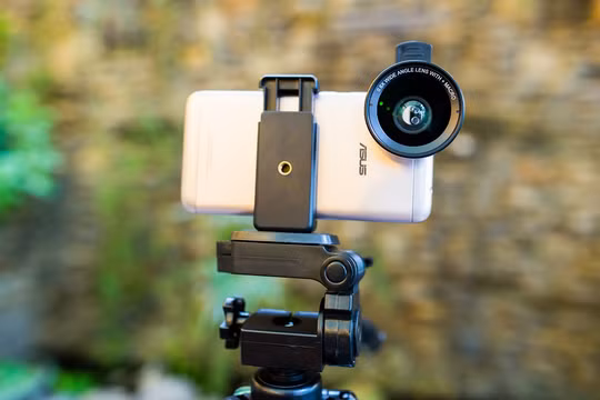 Để tăng tính bảo mật và thuật tiện, ZenFone 4 Max Pro được trang bị cảm biến vân tay tích hợp phím home với tốc độ mở khóa nhanh 0.3 giây được đặt ở mặt trên của máy. Ảnh: Phương Dung